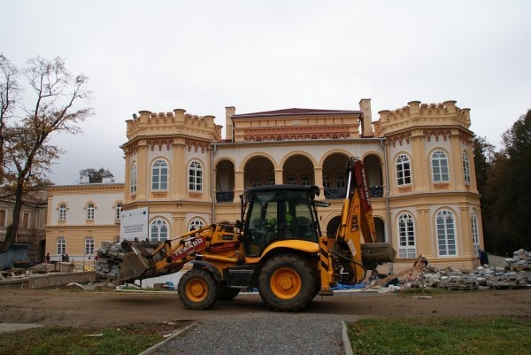 Wykonanie elewacji pałacu i pawilonu wraz z robotami towarzyszącymi w Zespole Pałacowo - Parkowym