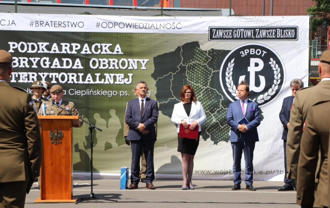 Pan Józef Jodłowski Starosta Rzeszowski na święcie podkarpackich "terytorialsów"