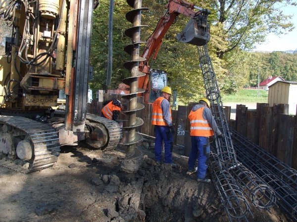 Odbudowa mostu przez potok bez nazwy w miejscowości Dąbrówka Starzeńska