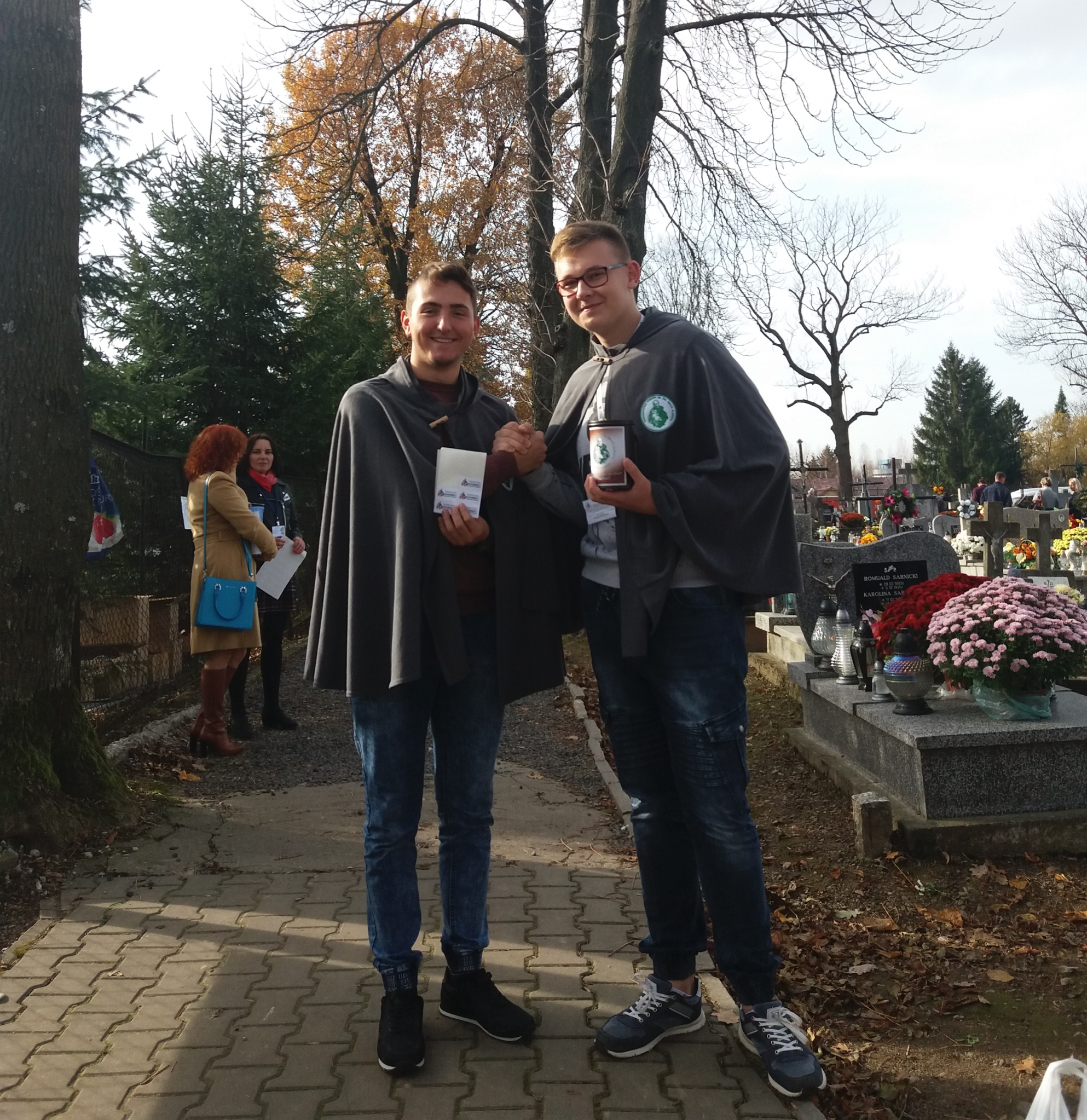 Kwesty na cmentarzu w Dynowie w dniu 1 listopada 2018 r.