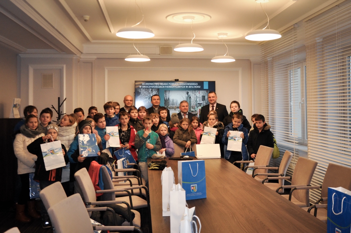 Uczniowie ze Szkoły Podstawowej im. Jana Pawła II w Mogielnicy z wizytą w urzędzie starostwa