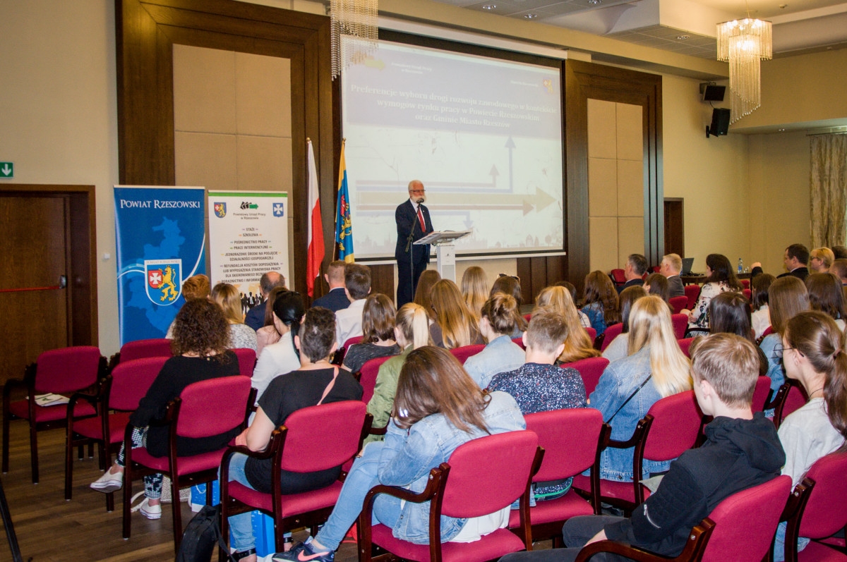 Konferencja dotycząca rynku pracy zorganizowana przez Powiatowy Urząd Pracy w Rzeszowie