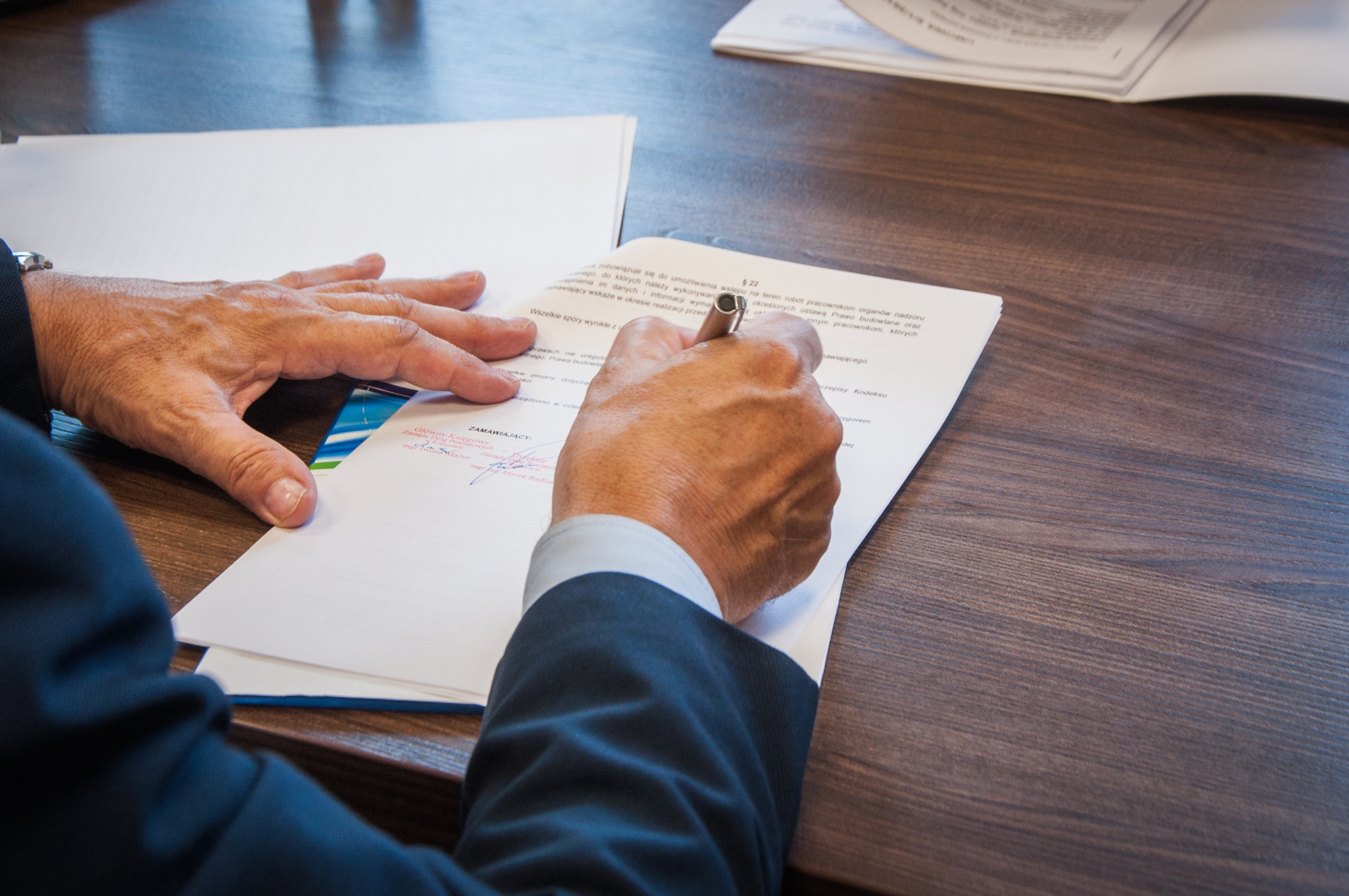 Podpisanie umowy na remont drogi powiatowej Nr 1425R Dylągówka – Szklary