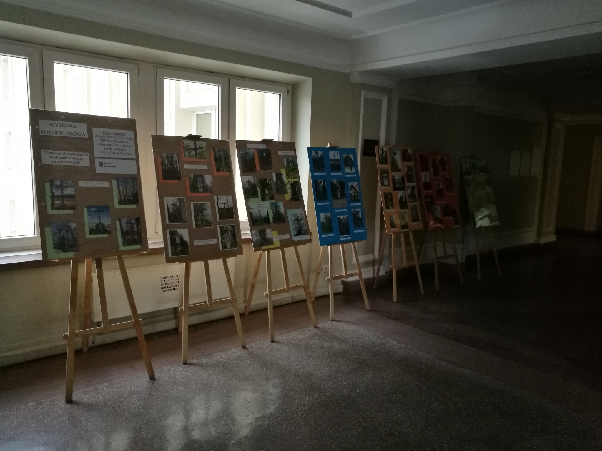 Wystawa prac z Powiatowego Konkursu Fotograficznego „Kontrasty”, pt. „Śladami drewnianych kapliczek"