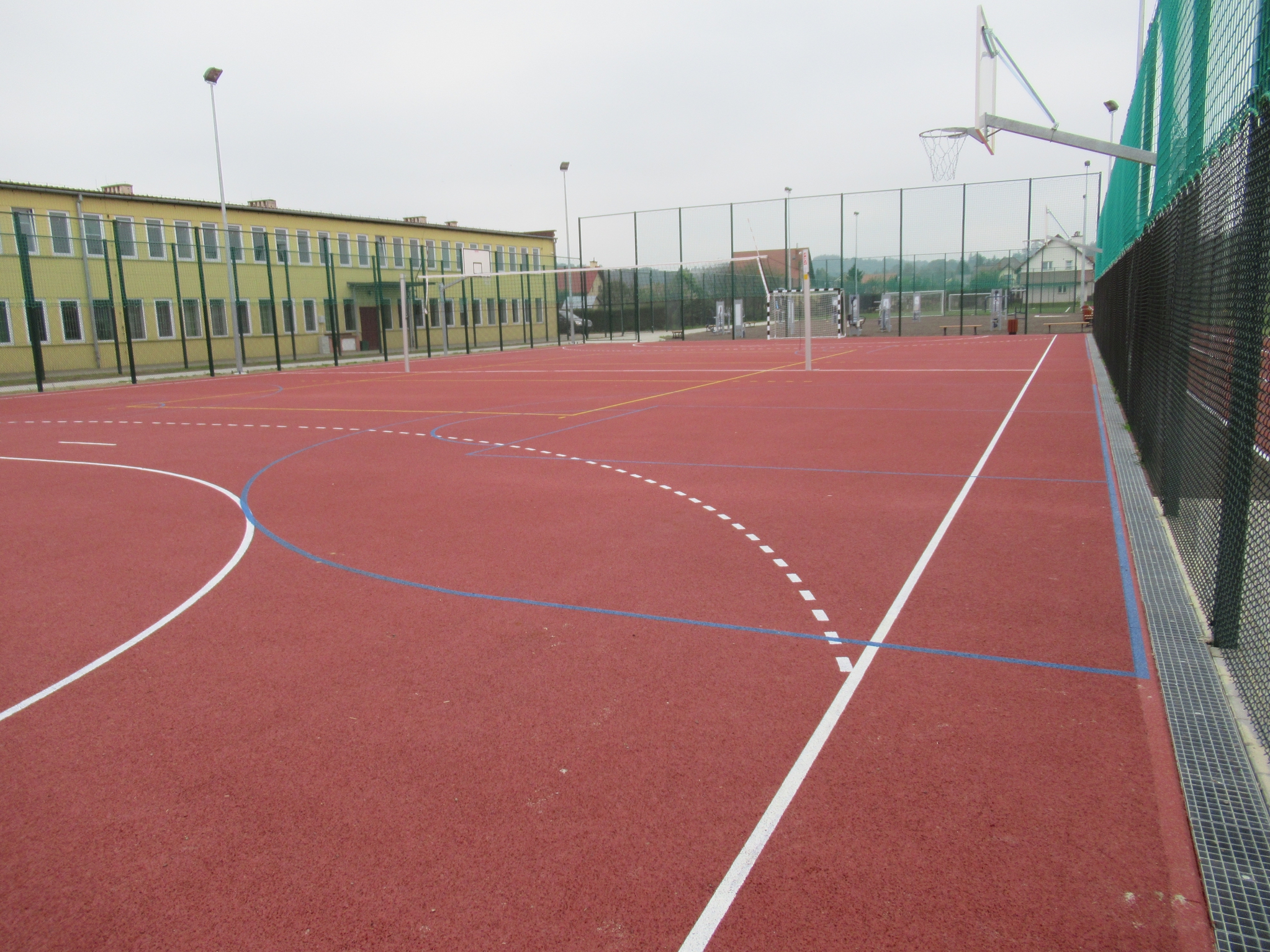 Oddanie do użytku dwóch wielofunkcyjnych boisk  i siłowni plenerowej w LO i ZSZ w Dynowie