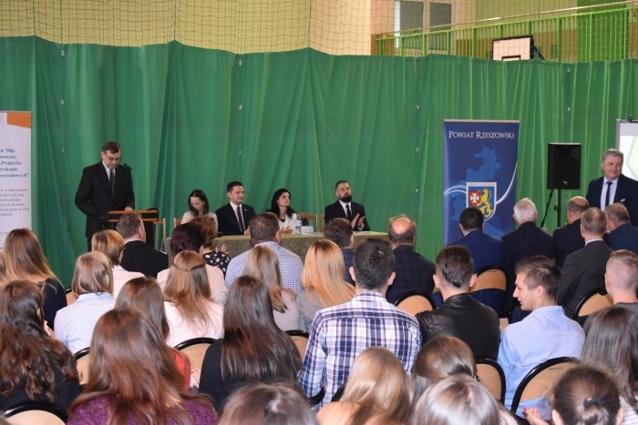 ,,Staże i praktyki szansą rozwoju zawodowego uczniów”