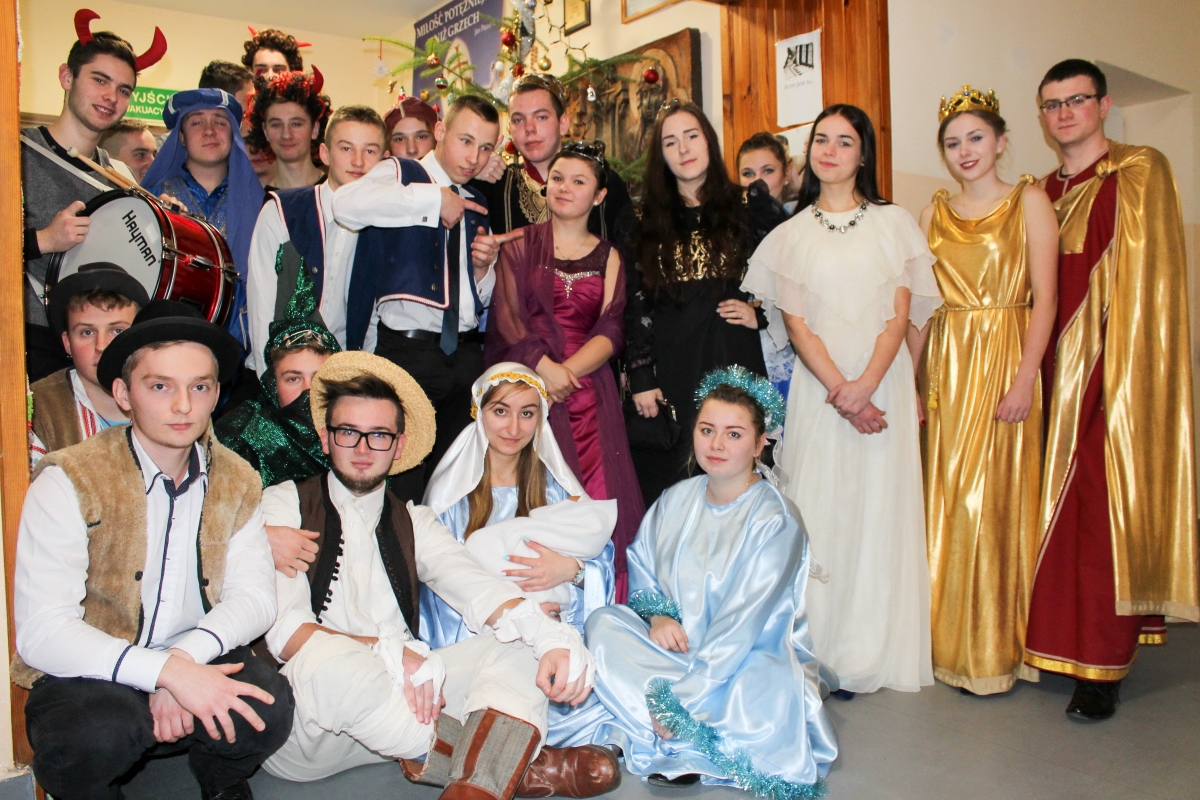 Akcja Choinka „Nadziei” i Misterium Bożonarodzeniowe „ Niech spadnie nam korona z głowy…”