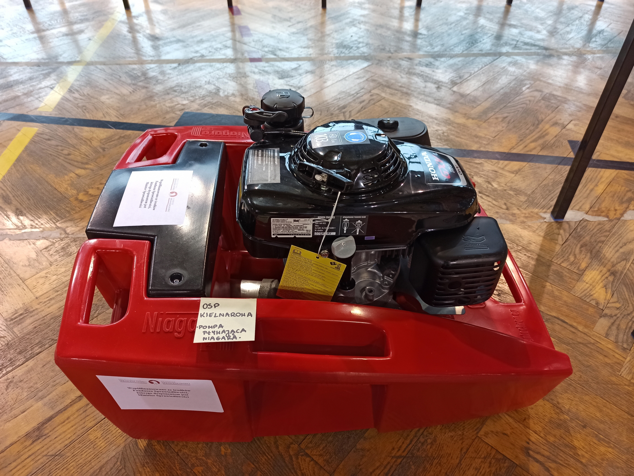 Komplety specjalnych ubrań i pompa pływająca „Niagara” dla OSP z terenu powiatu rzeszowskiego