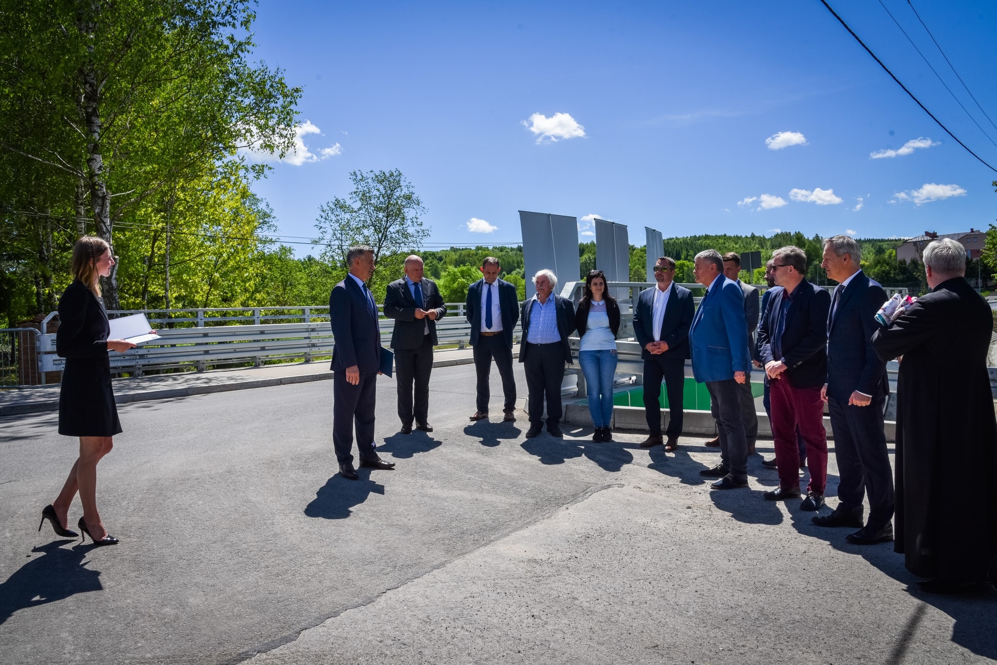 Uroczyste poświęcenie obiektów mostowego w miejscowości Chmielnik