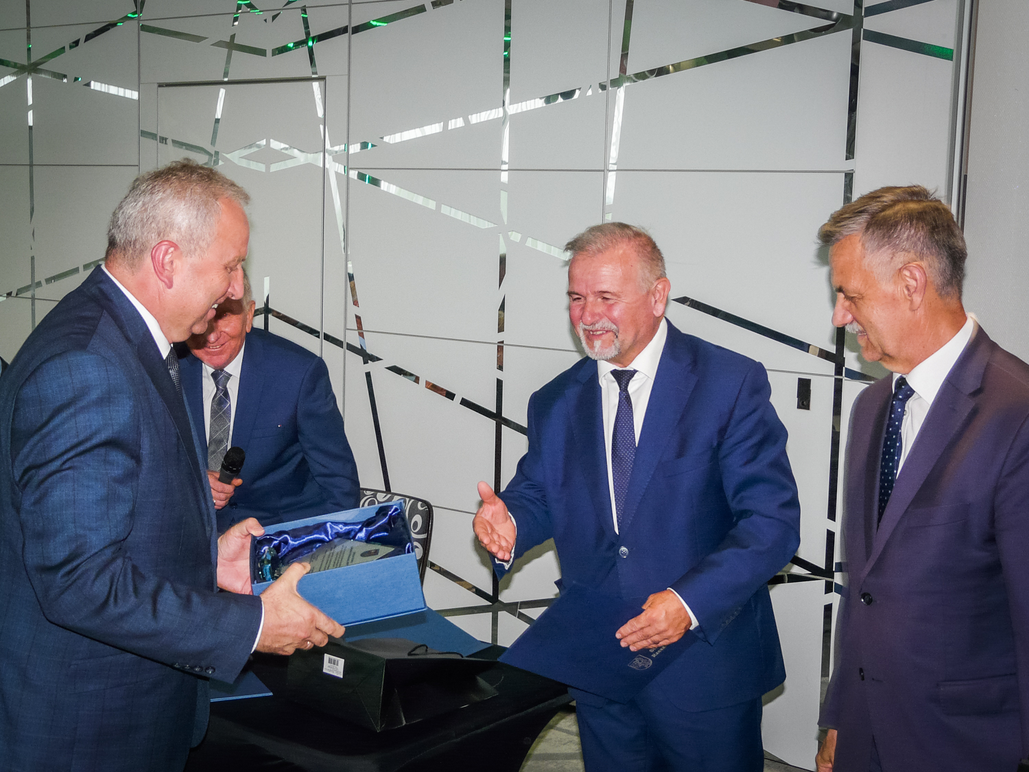 Wicestarosta Rzeszowski gratuluje prezesowi WIST