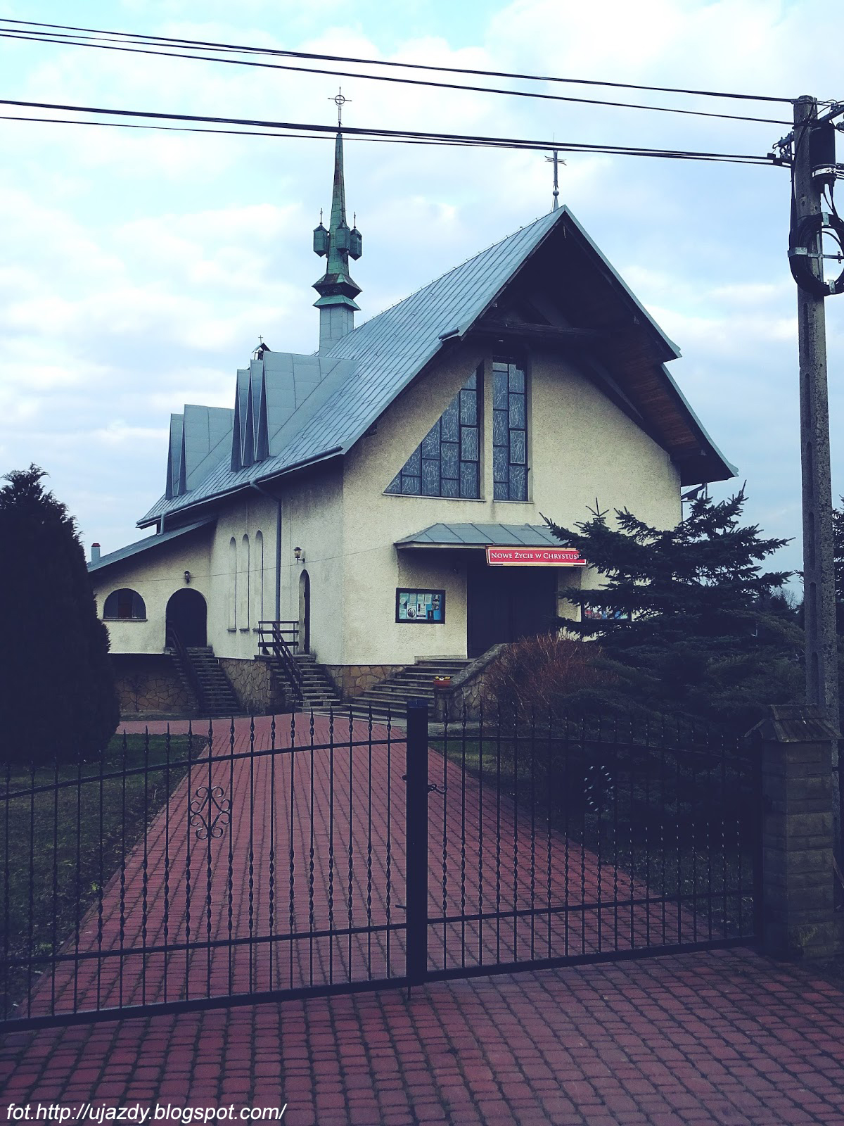 24.08.1932 - Ksiądz dziekan Wojciech Stachyrak z Futomy poświęcił kaplicę pw. Ofiarowania Najświętszej Maryi Panny w Ujazdach.