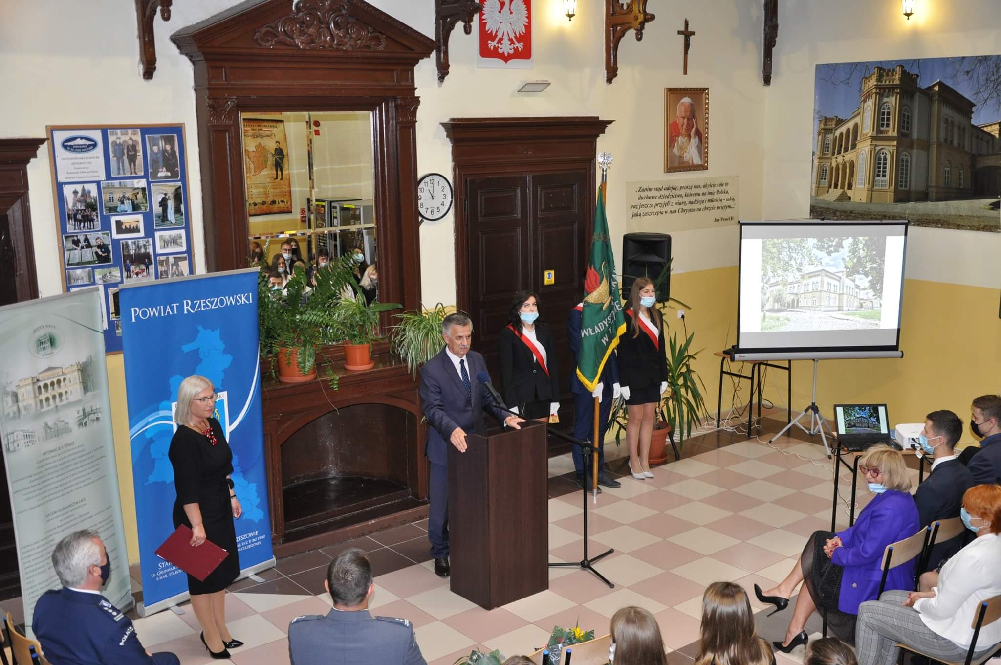 Uroczysta inauguracja roku szkolnego 2021/2022  w szkołach prowadzonych przez powiat rzeszowski