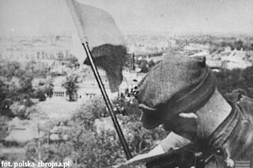 23 września 1940, na skutek „wsypy” Gestapo aresztowało członków ZWZ Leona Martynuskę ze Staromieścia i Bronisława Tomasika z Trzebowniska.