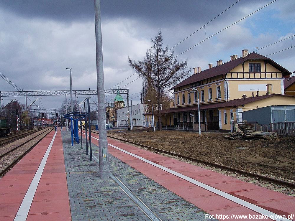 12.10.1890 – Oficjalnie otwarto węzłową stację kolejową w podrzeszowskiej wówczas Staroniwie oraz linię kolejową Rzeszów-Jasło, która przebiegała także przez tereny ówczesnego powiatu rzeszowskiego (stacje były zlokalizowane w Boguchwale i Babicy).