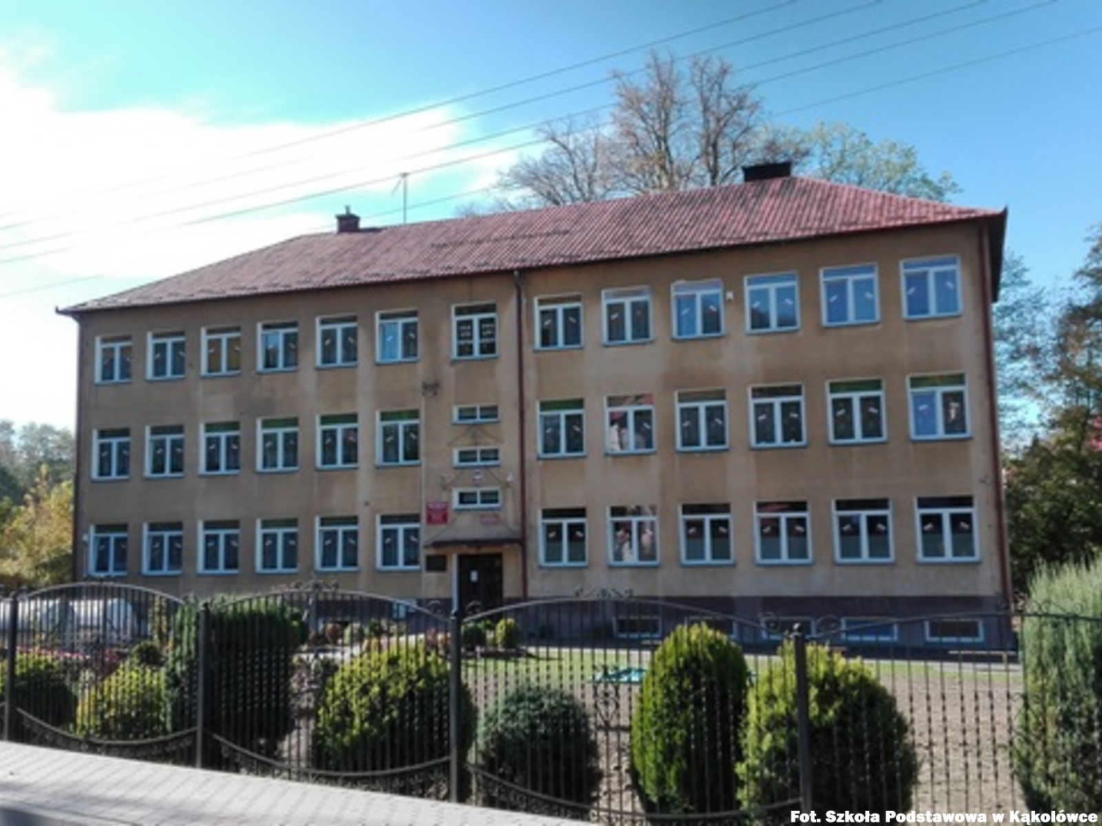 21.10.1875 – Przez mieszkańców wsi została wybudowana i oddana do użytku pierwsza szkoła w Kąkolówce, zlokalizowana obok dzisiejszego cmentarza. Była prawdopodobnie drugą, po błażowskiej, szkołą ludową na terenie gminy. Znajdowały się w niej dwie izby mieszkalne dla nauczyciela, kuchnia, spiżarka, klasa szkolna, kancelaria gminna i areszt.