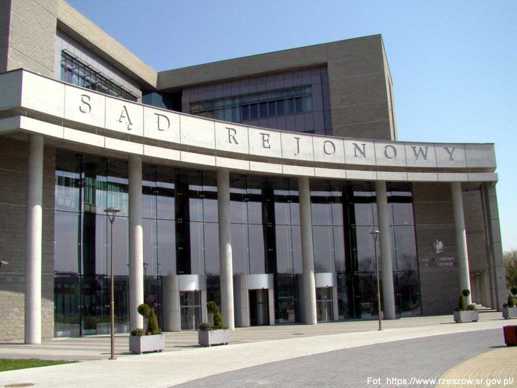 1.10.1992 - W związku z połączeniem miasta Błażowa i gminy Błażowa, miasta Głogów Małopolski gminy Głogów Małopolski, miasta Tyczyn i gminy Tyczyn oraz odłączeniem Hyżnego od okręgu Sądu Rejonowego w Łańcucie zmienił się  obszar właściwości miejscowej Sądu Rejonowego w Rzeszowie objął miasto Rzeszów oraz gminy: Błażowa, Chmielnik, Głogów Małopolski, Hyżne, Krasne, Lubenia Świlcza, Trzebownisko i Tyczyn.