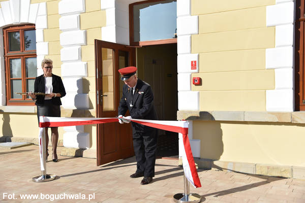 11.10.2019 - W Boguchwale oddano do użytku odnowiony dworzec kolejowy.