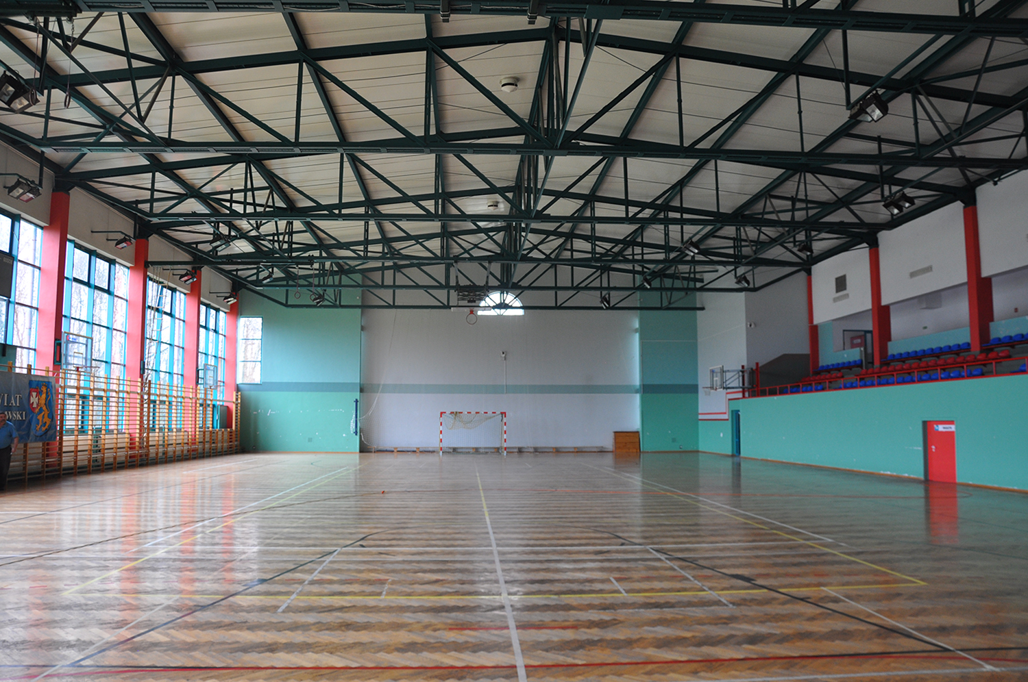 14.10.2006 - Otwarta została, pozostająca w gestii powiatu, hala widowiskowo-sportowa w Miłocinie.