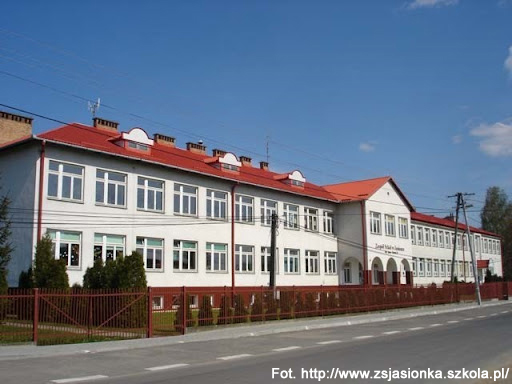 2.10.1885 - Rozpoczęły się zajęcia w nowo powstałej szkole ludowej w Jasionce. Naukę podjęło 63 dzieci.