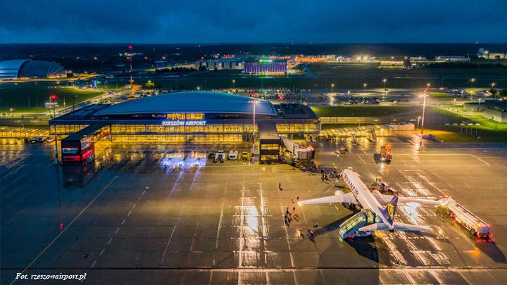 8.11.1928 - Na posiedzeniu rzeszowskiej Rady Miejskiej dyskutowano m.in. o potrzebie wybudowania w okolicach miasta lotniska. Wstępnie wytypowano, że powinno ono powstać na polach Trzebowniska. 12 lat później ostatecznie powstało ono w Jasionce