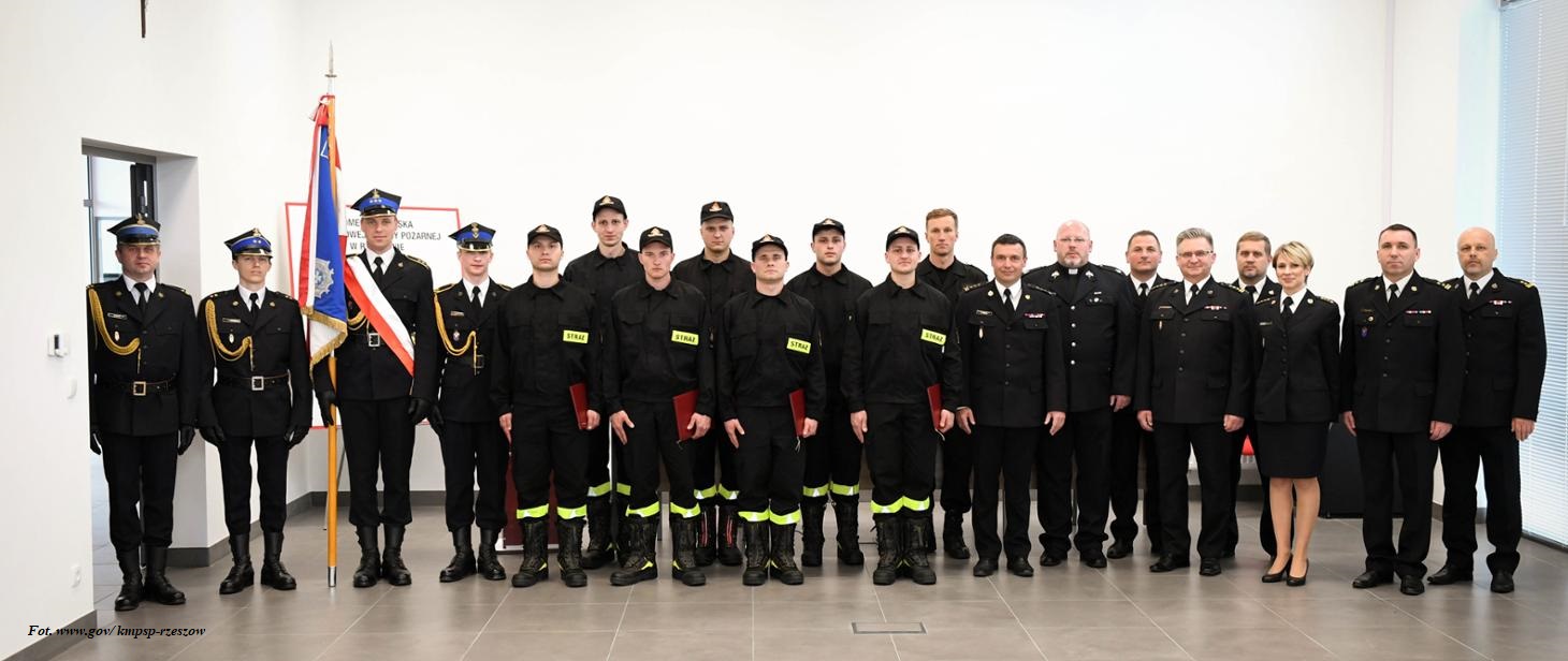 24.11.1946 - Odbyła się uroczystość wręczenia sztandaru i poświęcenia sprzętu Zawodowej Straży Pożarnej w Rzeszowie, swym zasięgiem obejmującej teren Powiatu Rzeszowskiego.