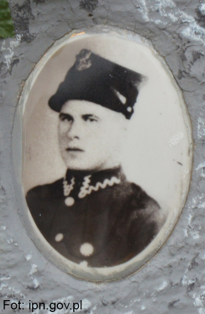 2.12.1944 - W Hyżnem miejscowi milicjanci zamordowali aresztowanego kilka dni wcześniej kaprala Jana Staszczaka, przedwojennego oficera zawodowego Wojska Polskiego, żołnierza Armii Krajowej. Jego zwłoki odnaleziono dopiero w marcu następnego roku.