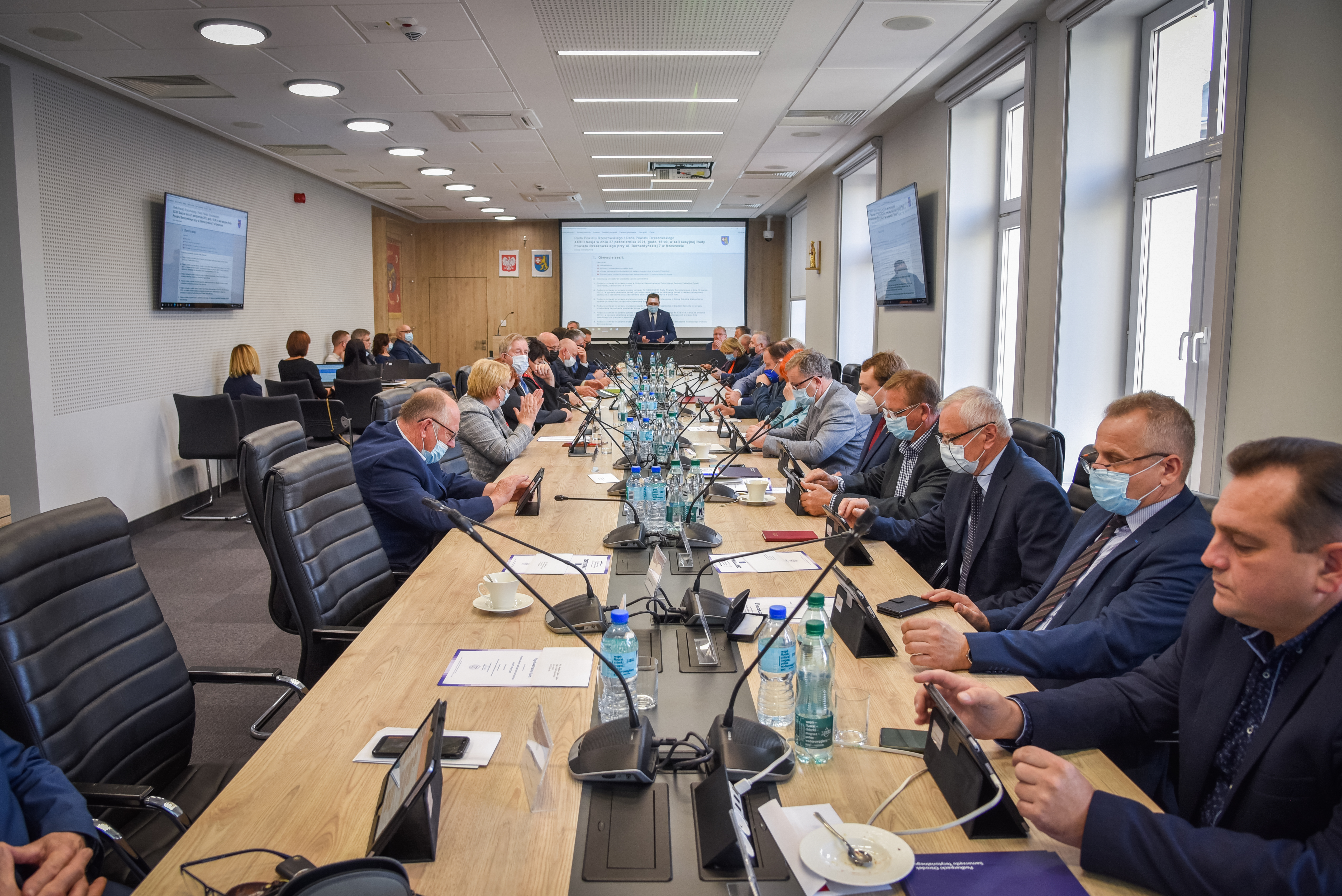 Rada Powiatu Rzeszowskiego wspiera służby mundurowe